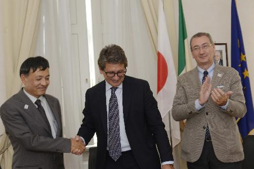 Sergio Bolzonello (Vicepresidente Regione FVG e assessore Attività produttive, Turismo e Cooperazione) e Zeno D'Agostino (Presidente Autorità sistema portuale Mare Adriatico Orientale) con un delegato della Prefettura giapponese di Shizuoca in occasione della firma di un protocollo di collaborazione tra gli scali di Trieste e Shimizu - Trieste 25/08/2017